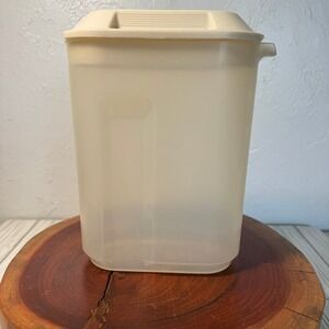 Rubbermaid Servin Saver Pitcher 1.5 Qt 1.4 L Translucent Almond Lid 0922 Vintage
